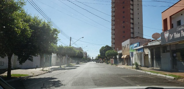 Comércio no centro de Três Lagoas só abre após às 12 horas Foto/ Ricardo Ojeda