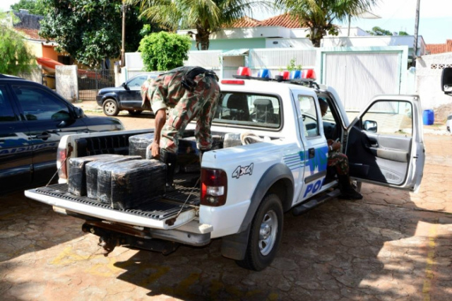 A PMA encaminhou o veículo e a maconha à Delegacia de Polícia Civil de Bataguassu. (Foto: Assessoria) 