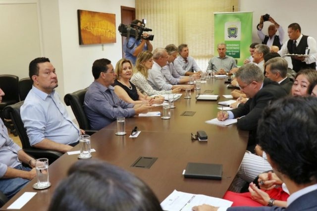 A portas fechadas, Azambuja reúne-se com secretariado na Governadoria Imprensa só foi autorizada a entrar para foto de Azambuja e secretários, na primeira reunião do ano, na Governadoria (Foto: Henrique Kawaminami)