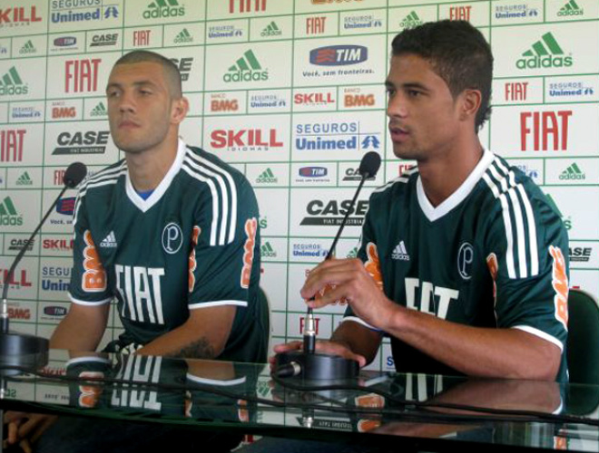 Ataque turbinado: Fernandão e Ricardo Bueno são apresentados Fernandão, à esquerda, e Ricardo Bueno concedem entrevista no CT (Foto: Diego Ribeiro/Globoesporte.com)