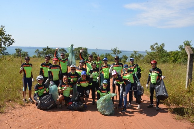 A ação aconteceu durante a manhã deste domingo (8), com o intuito de recolher o lixo que a população descarta irresponsavelmente na Cascalheira. (Foto: Divulgação)