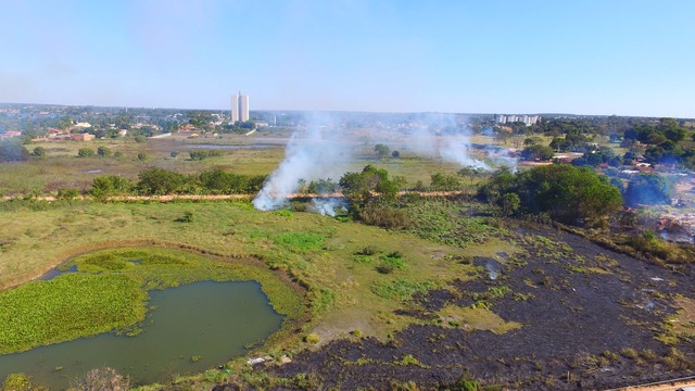 Imagem mostra que nem em área de preservação permanente escapa da ações irresponsáveis (Foto: Marcelo Rodrigues)  