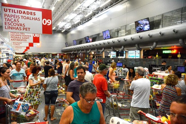 Varejo pode deixar de faturar R$ 7,6 bi por causa de feriados Com feriados e fins de semana prolongados, supermercados podem perder este ano R$ 1,93 bilhão, diz Fecomércio Tânia Rêgo/Agência Brasil