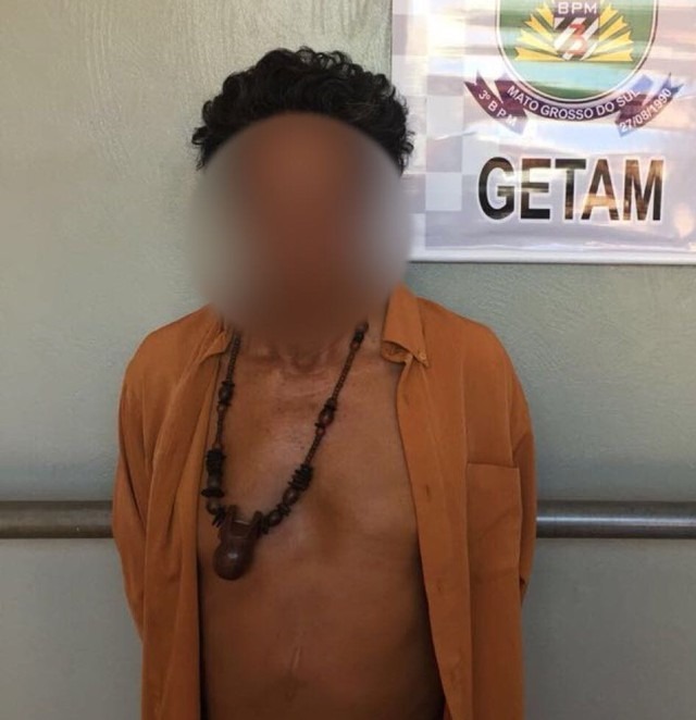 Pai é preso após entregar arma para filhos brincarem e um ser baleado em Dourados Homem foi preso e aparentava visível estado de embriaguez, diz polícia (Foto: Polícia Militar/Divulgação)