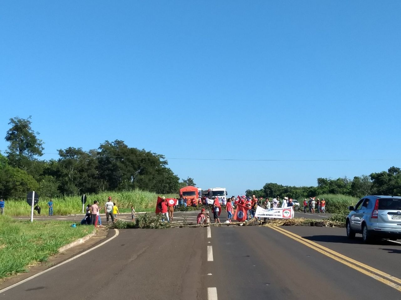 Integrantes do MST fecham rodovias federais em Mato Grosso do Sul Um dos pontos bloqueados pelo MST. (Foto: Divulgação/PRF)