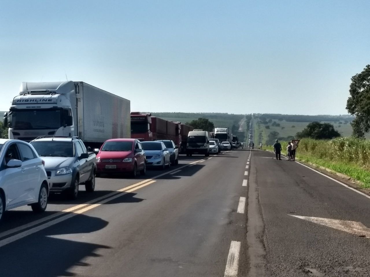 Integrantes do MST fecham rodovias federais em Mato Grosso do Sul Congestionamento de veículos é grande por conta das interdições. (Foto: Divulgação/PRF).