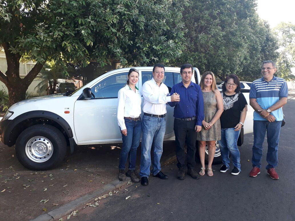 Fibria entrega caminhonete para o Imasul O veículo Mitsubishi, modelo L200 Triton, auxiliará nas atividades do Centro de Triagem de Animais Silvestres (CETAS) de Três Lagoas (MS). (Foto: Assessoria).