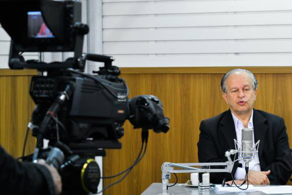 O programa Bom Dia Ministro recebeu Renato Janine, ministro da Educação, que falou sobre as oportunidades no ensino superior para o primeiro semestre de 2015 e sobre os contratos do Fundo de Financiamento Estudantil (Fies) (Foto: Antonio Cruz/Agência Brasil)