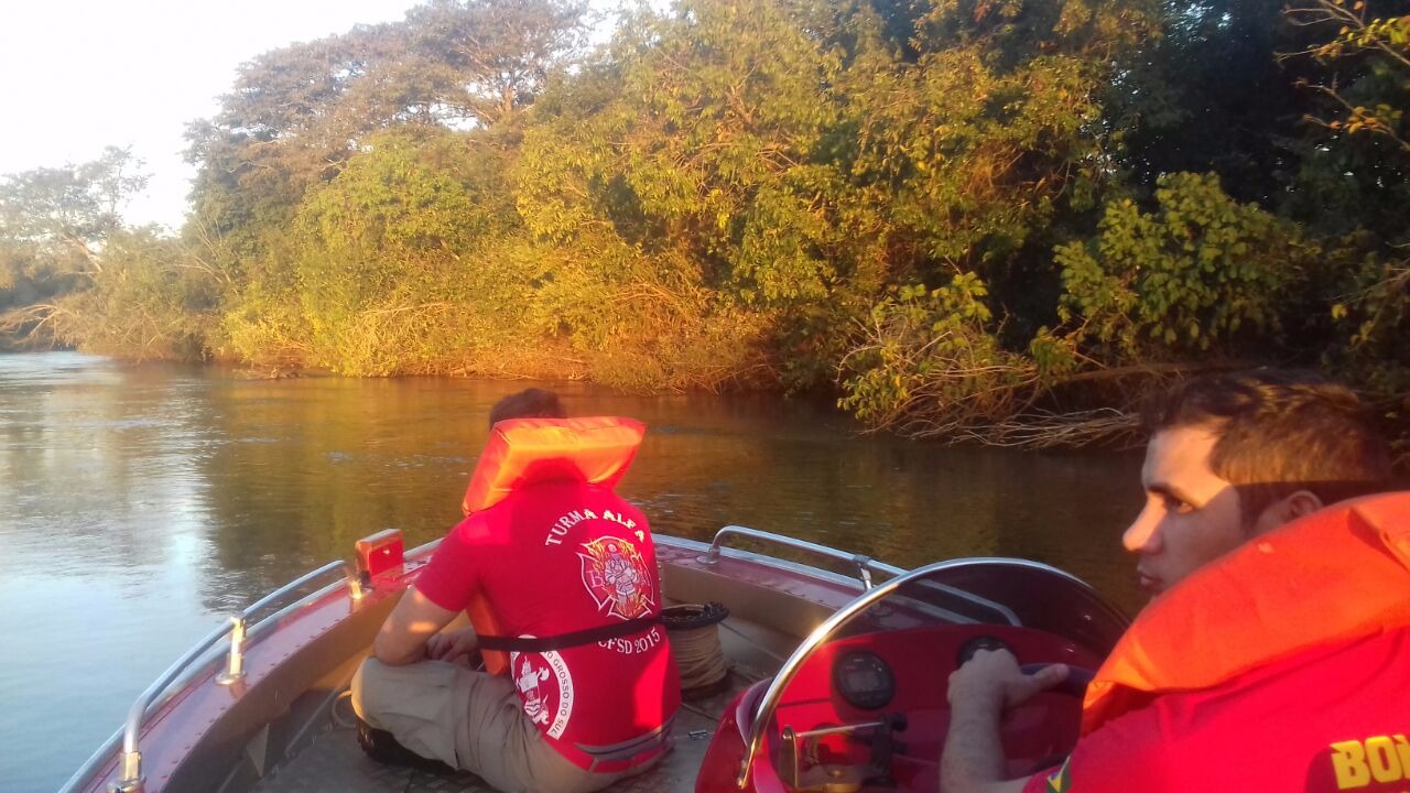 Retomadas as buscas por jovem que desapareceu no rio Verde Bombeiros de Três Lagoas à procura do rapaz. (Foto: Divulgação/ Corpo de Bombeiros).