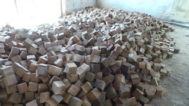 Os blocos de maderia de aproximadamente 10x10 cm foram retirados um a um do chão do galpão. (Foto: Ricardo Ojeda)