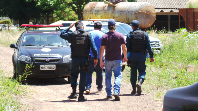 Policiais civis e militares estiveram no local e constataram o flagrante. (Foto: Ricardo Ojeda)