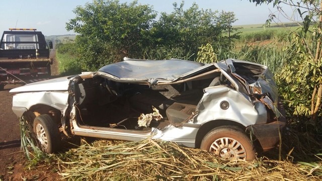 Carro já desvirado, depois de ter parado com as rodas para cima, em MS (Foto: PMR/Divulgação)