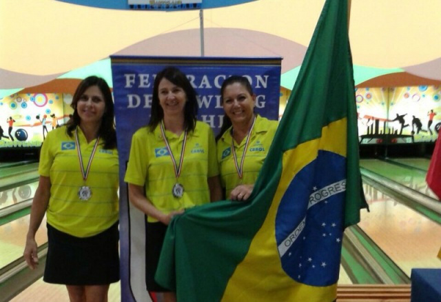 Atleta de MS ganha duas medalhas em sul-americano de boliche no Chile Marlene Bonacina (ao centro), Titila Alvarez (BA) e Léa Castro (RJ) ficaram com a medalha de prata na fase de tercetos.(Foto: Divulgação)