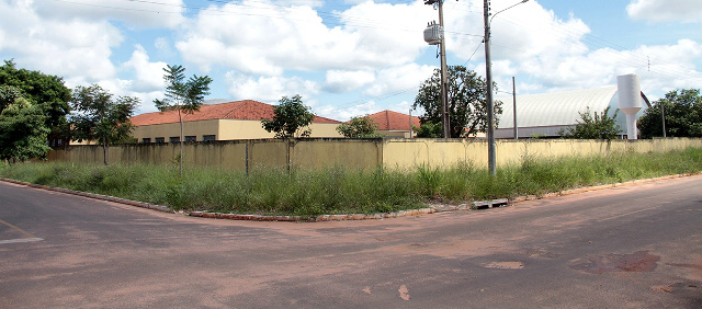 A construção de calçada próxima a Escola Fernando Corrêa. (Foto: Divulgação)