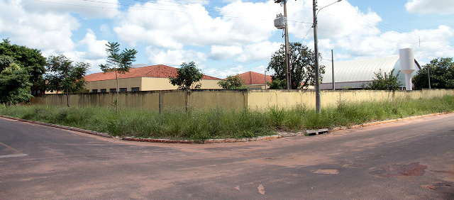 Vereadores realizam indicações para melhorias no trânsito, esgoto e saúde A construção de calçada próxima a Escola Fernando Corrêa. (Foto: Divulgação)