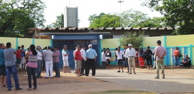 Eleitores de Três Lagoas estão indo aos locais de votação logo na abertura das seções eleitorais (Foto: Ricardo Ojeda)