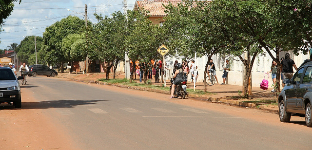 Manutenção da faixa de pedestre em frente à Escola Parque São Carlos. (Foto: Divulgação)