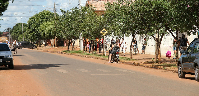 Vereadores realizam indicações para melhorias no trânsito, esgoto e saúde Manutenção da faixa de pedestre em frente à Escola Parque São Carlos. (Foto: Divulgação)