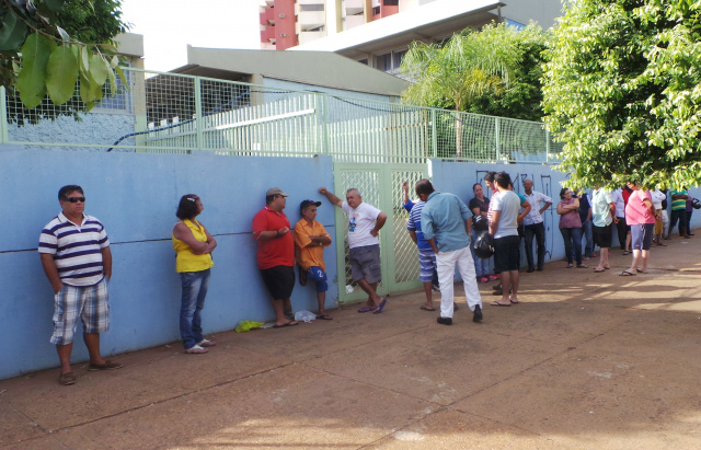 Os portões do local de votação ainda não estava aberto, mas j;a havia fila com eleitores aguardando para votar em seus candidatos (Foto: Ricardo Ojeda)