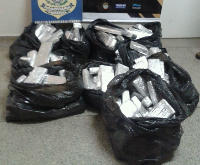 Os policiais localizaram vários tabletes de maconha envoltos em papel alumínio camuflados no assoalho e bancos traseiro e dianteiros (Foto: Divulgação/PRF)
