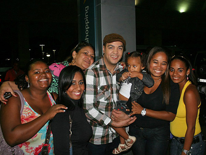 Belo posa com suas fãs, de todas as idades