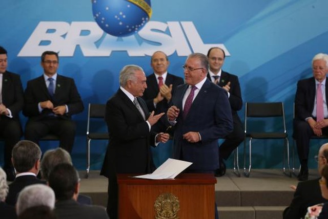 O presidente Michel Temer dá posse ao novo ministro do Desenvolvimento Social, Alberto Beltrame, em cerimônia no Palácio do Planalto. (Foto: Valter Campanato/Agência Brasil)