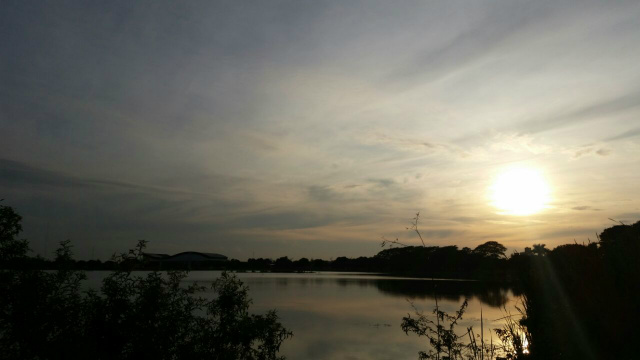 Nascer do sol de hoje (24), pode ser visto na Lagoa Maior em Três Lagoas. (Foto: Ricardo Ojeda)