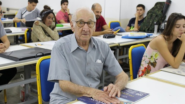 Volta às aulas aos 90 anos: os idosos brasileiros que decidiram ir à faculdade Carlos Augusto Manço começou o curso de arquitetura e urbanismo aos 90 anos — Foto: Divulgação