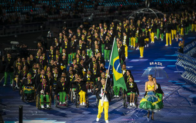 Abertura das Paralimpíadas de Londres encanta público e atletas Com jeito descontraído, a delegação do Brasil conquistou a arquibancada (Foto: Google)