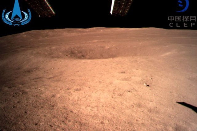 Sonda chinesa Chang’e-4 faz 1º pouso da história no lado afastado da Lua Imagem do lado afastado da lua enviada pela sonda chinesa Chang'e-4 (Foto: AP: China National Space Administration/Xinhua News Agency)