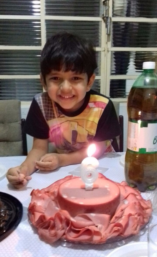 Apaixonado por mortadela, menino ganha bolo de aniversário temático e foto viraliza Sonho de Isaac era cantar parabéns com um bolo de mortadela (Foto: Leide de Souza / Arquivo pessoal )