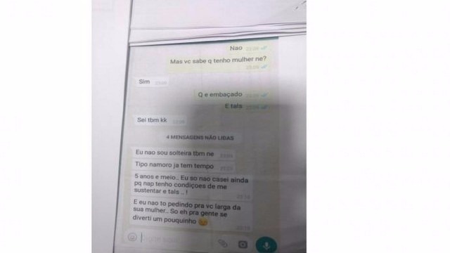 Mulher flagra conversa do marido com outra no WhatsApp e divulga em panfletos Conversa foi divulgada em panfletos Foto: Reprodução