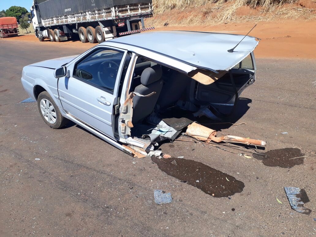 Carro parte ao meio em batida na 158; ninguém se feriu Veículo santana após a batida. (Fotos: O Correio News).