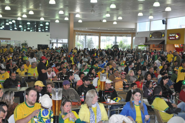 Torcedores vibram com a partida entre Brasil e Chile dentro do Shopping China Brasileiro que faziam compras no Paraguay puderam acompanhar a partida de dentro do centro de compras (Foto: Divulgação/ AI)