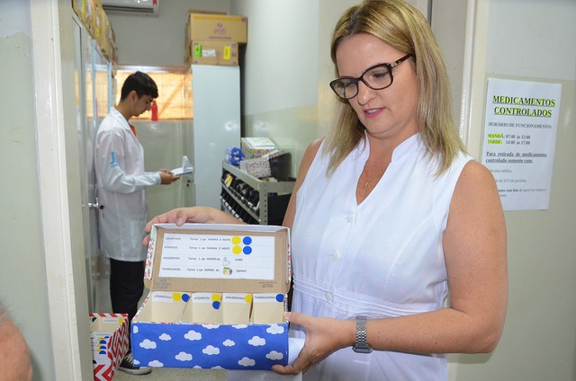 Farmacêutica da SMS de Três Lagoas orienta idosos a usarem corretamente a medicação Caixinha de papelão com divisórias (Foto/Assessoria)