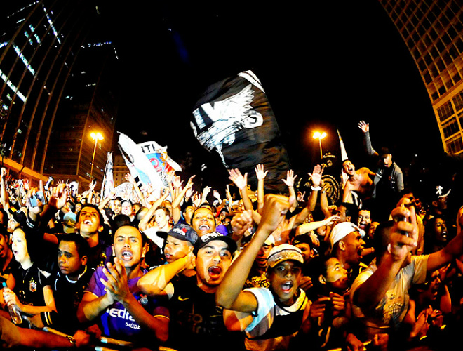 Corinthians faz 101 anos e convoca torcida para comemorar nas ruas Torcedores festejam centenário do Corinthians em São Paulo (Foto: Marcos Ribolli / Globoesporte.com)