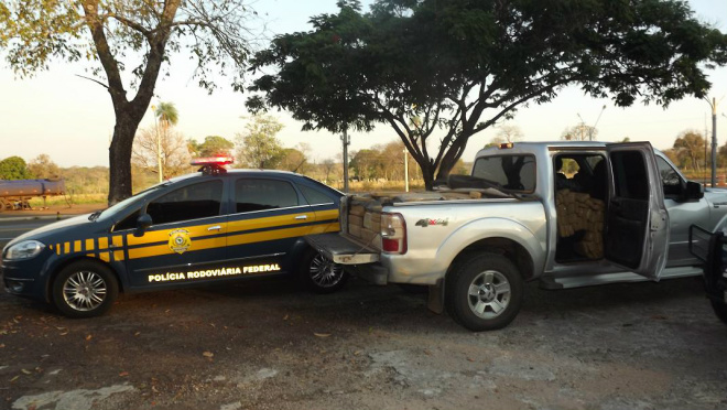 Policiais encontraram 900 Kg de maconha no interior do carrro (Foto: Divulgação/PRF)