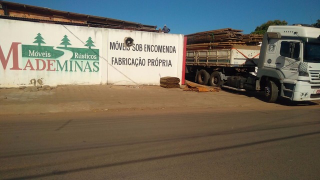 Constantemente carretas chegam à Mademinas com cargas fechadas de madeira certificadas (Foto:Perfil News)