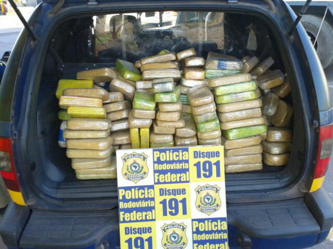 PRF apreende carreta com 280 kg de cocaína em Corumbá Conforme informação do motorista, seu primeiro ponto de parada após o carregamento seria em Campo Grande (Foto: Divulgação/PRF)