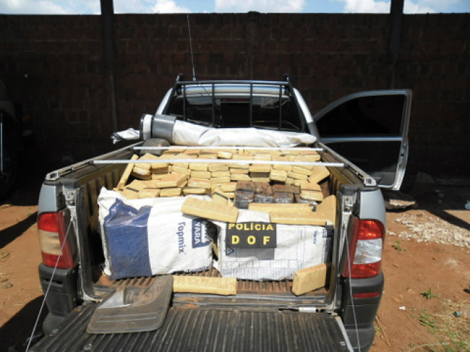 PRE apreende 1 to de maconha abandonada em Ponta Porã DOF apreendeu 533,5 quilos da droga em Fiat Strada (Foto: Divulgação)