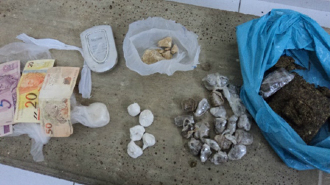 PM de Três Lagoas registra 5 ocorrências de tráfico de drogas Com os autores também foram apreendidos balanças de precisão, munições, uma espingarda cal. 22, além de vários objetos e apetrechos utilizados na preparação das drogas (Foto: Divulgação/PM MS)