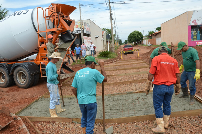 DITS soluciona acúmulo de água na Rua Antônio Estevan Leal No local, a caneleta de cimento foi refeita e agora permite escoar a água da chuva com mais facilidade. (Foto: Assessoria)