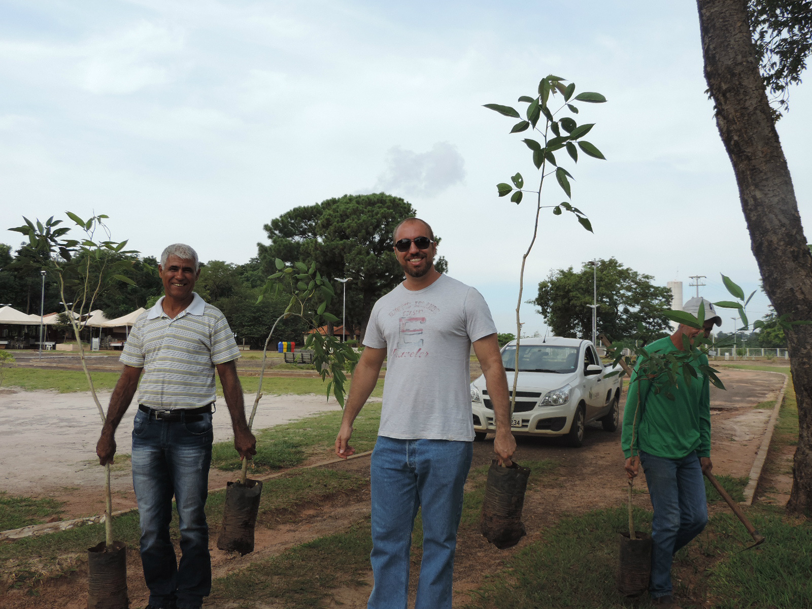 Prefeitura realiza plantio de mudas no Balneário Municipal “Miguel Jorge Tabox” O plantio, além de atender uma solicitação feita pelos próprios frequentadores do local, também irá propiciar um ambiente mais agradável aos visitantes. (Foto: Assessoria)
