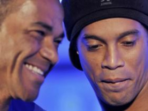 Veteranos aconselham colegas a deixar o país Cafu e Ronaldinho, que atuaram grande parte de suas carreiras no exterior, recomendaram que Ganso e Lucas