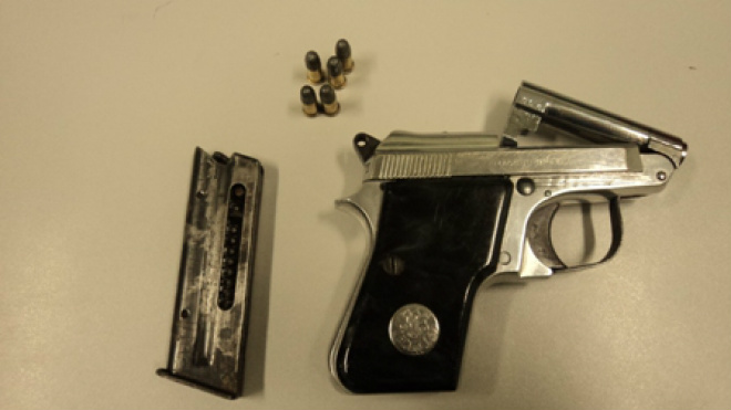 Em revista foi encontrado na cintura do jovem de 24 anos uma pistola cal. 380 da marca imbel, municiada como 07 munições intactas (Foto: Divulgação/PM MS)