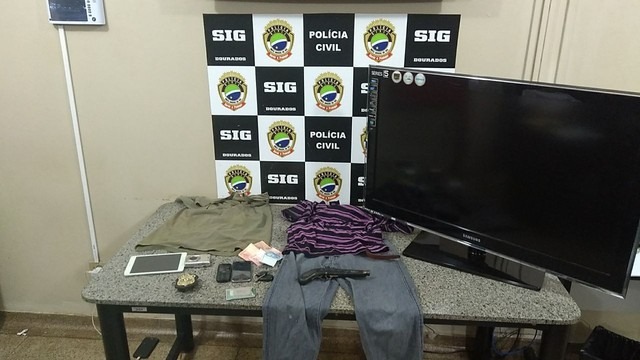 Materiais recuperados com os suspeitos do roubo em MS (Foto: Polícia Civil/Divulgação)