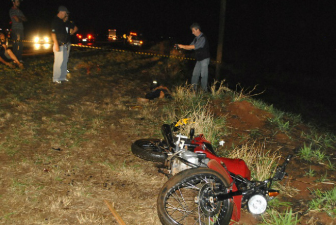Motociclista bate em placas e morre ao perder o controle Polícia disse que ele perdeu o controle da direção em curva (Foto: Osvaldo Duarte / Dourados News)