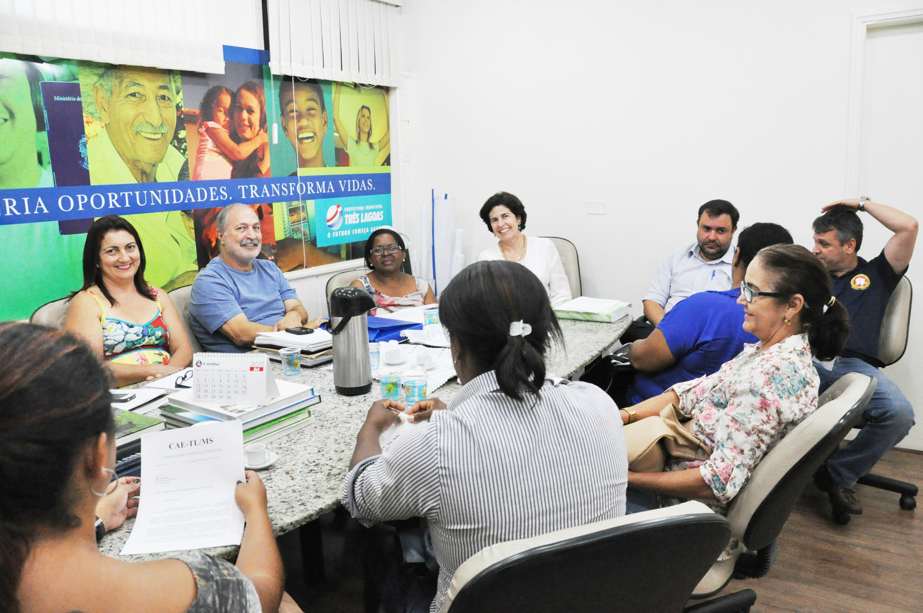 A reunião contou com a presença do promotor do Ministério Público Estadual, Fernando Lanza, dos secretários municipais de Educação, Mário Grespan, e o de Finanças e Controle, Fernando Pereira. (Foto: Assessoria)