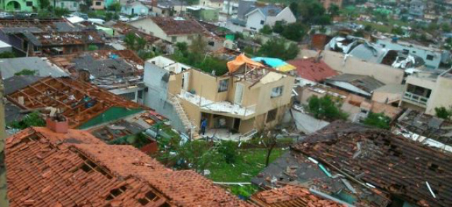 Com a força do tornado, muitas casas foram completamente destruídas. (Foto: Divulgação)