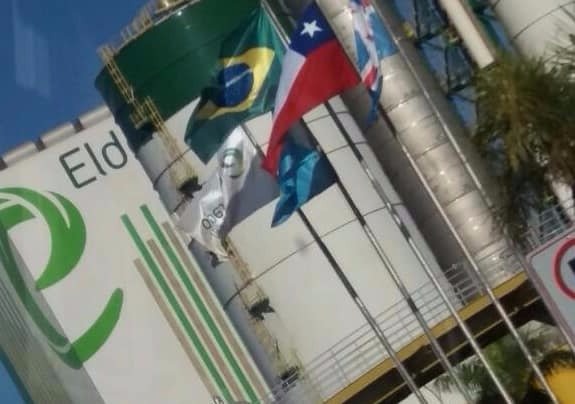 Resultado da negociação entre Eldorado e Arauco pode sair no dia 3 Como é de praxe, quando a empresa recebe uma comitiva estrangeira protocolar hastear a bandeira do país visitante, procedimento que suscitou comentários nas redes sociais de que o negócio já estava concluído. (Foto: Divulgação).